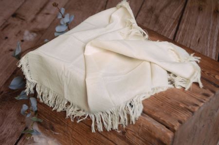 Stoff mit Fransen in Cremeweiß