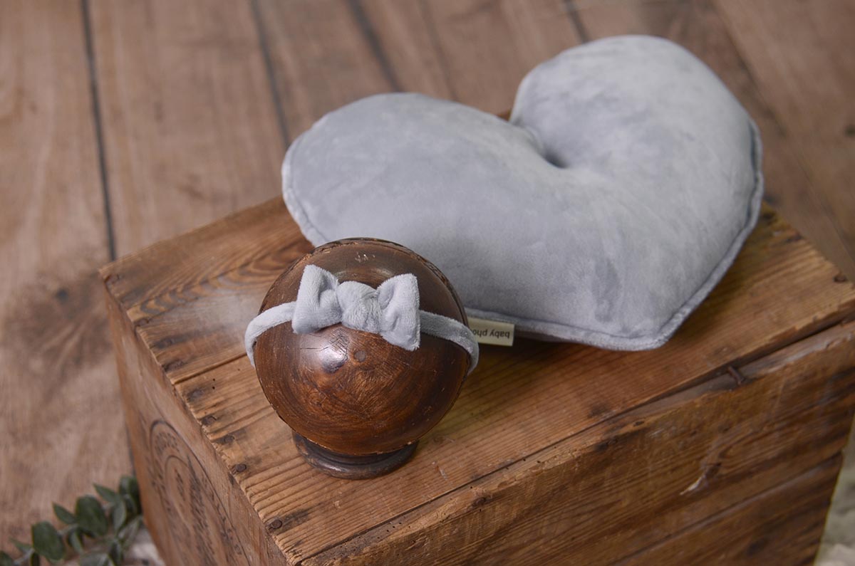 Grey headdress and pillow set