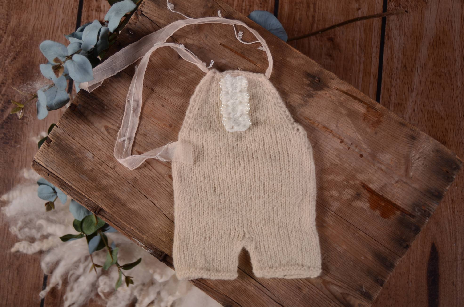 Beige mohair short dungaree with bow and pearls