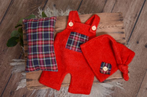 Conjunto de peto, gorro y cojín rojo