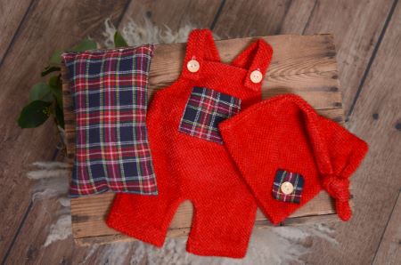 Set salopette, cappello e cuscino rosso