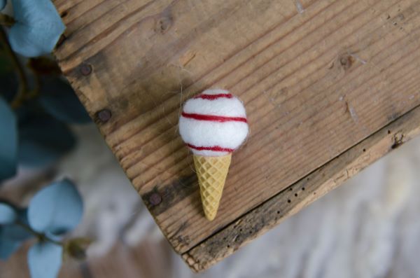 Cono de helado blanco y rojo