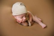 Mottled beige long stitch hat with knot