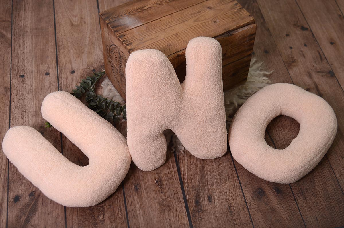 'Uno' letters pillow