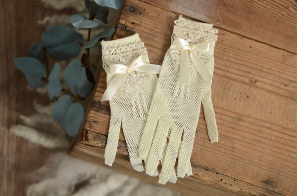 Handschuhe in Vanille mit Spitzengewebe und Schleife
