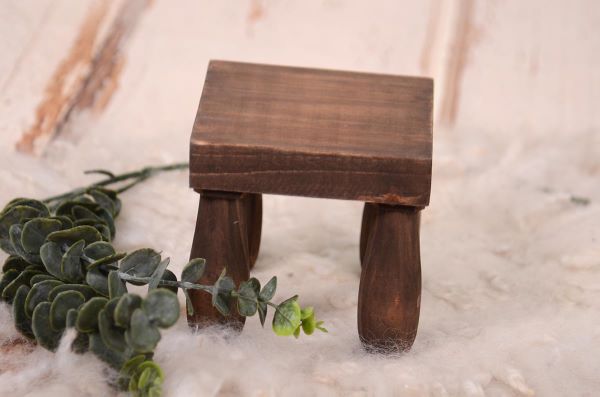 Petite table carrée marron
