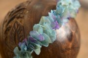 Kopfputz mit natürlichen Blumen in Aquagrün und Violett