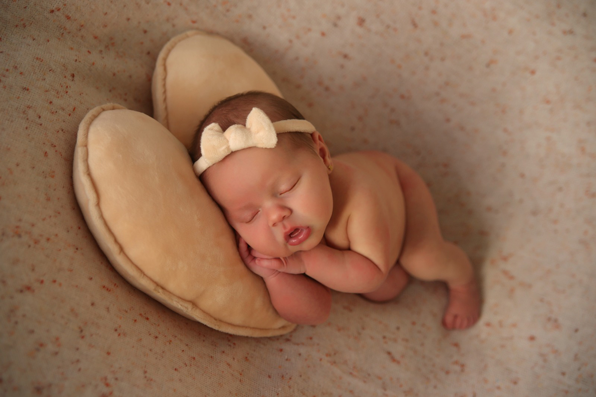 Beige headdress and pillow set