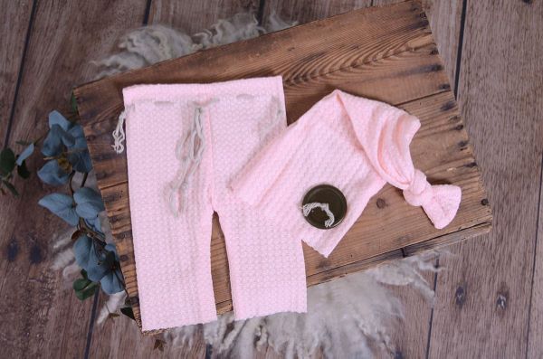 Conjunto pantalón y gorro de punto rosa bebé