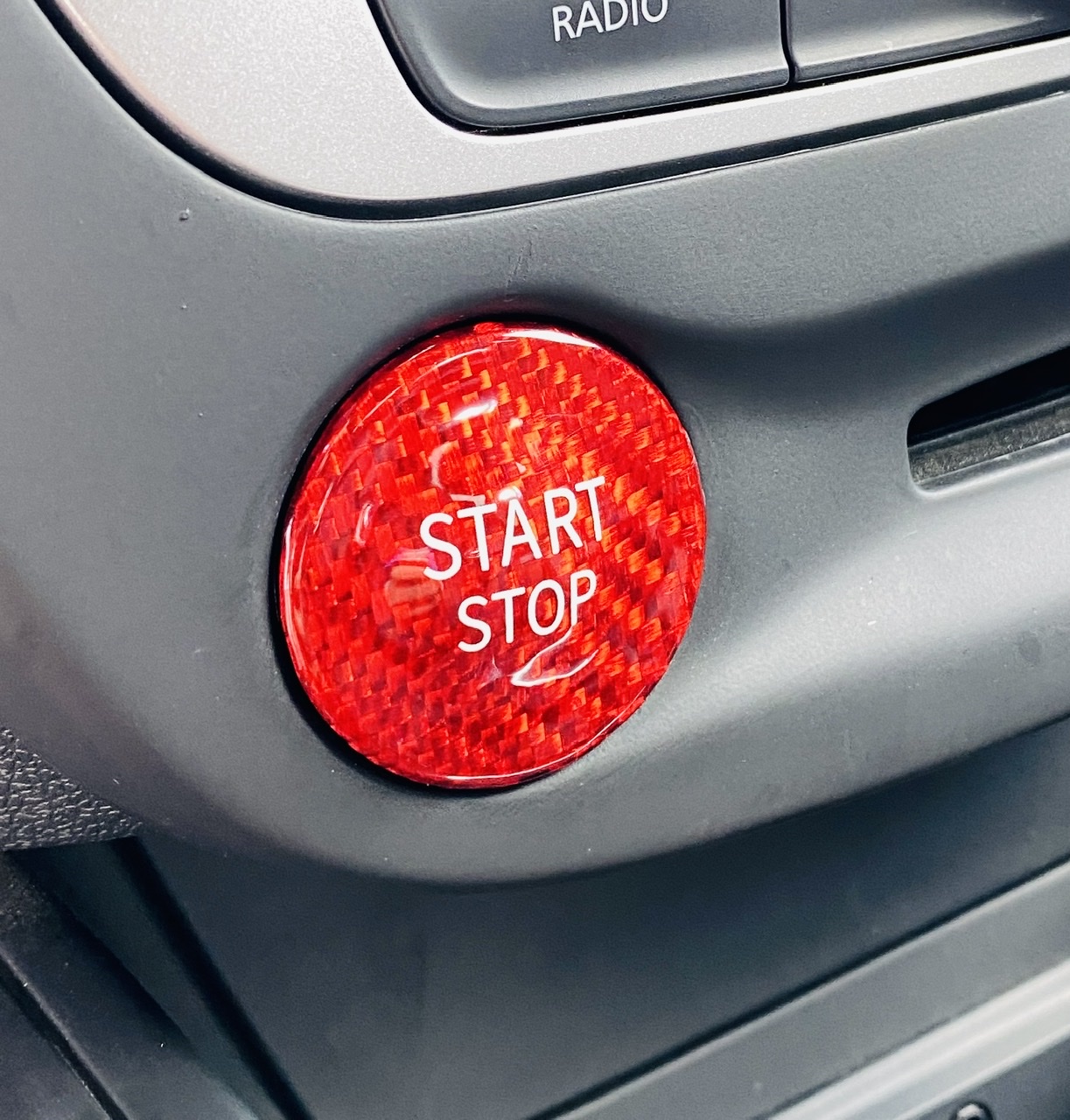 Cache bouton carbone 