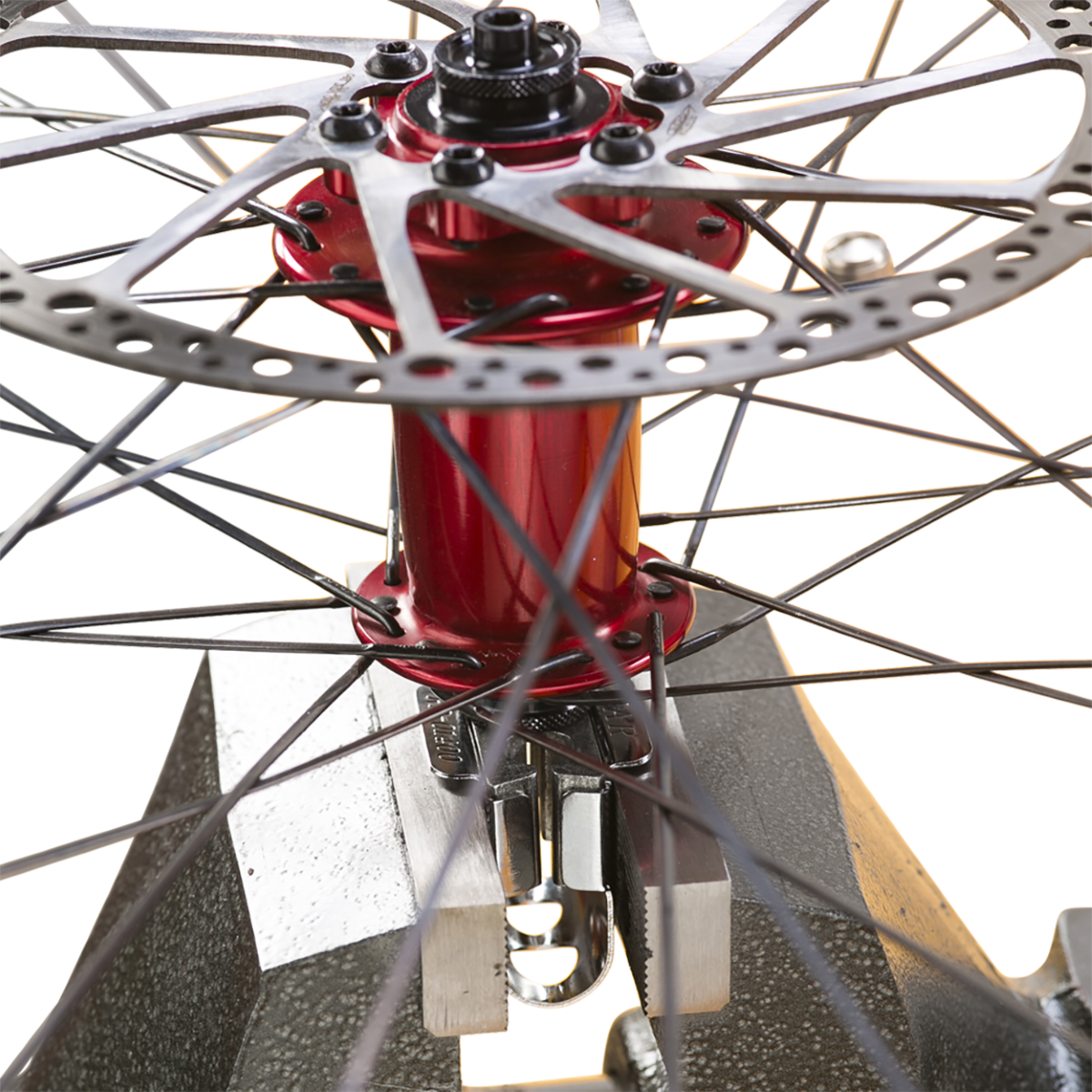 Axle vise for front and rear hubs