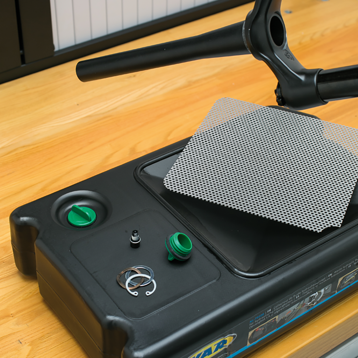 Waste hydraulic fluid drainer