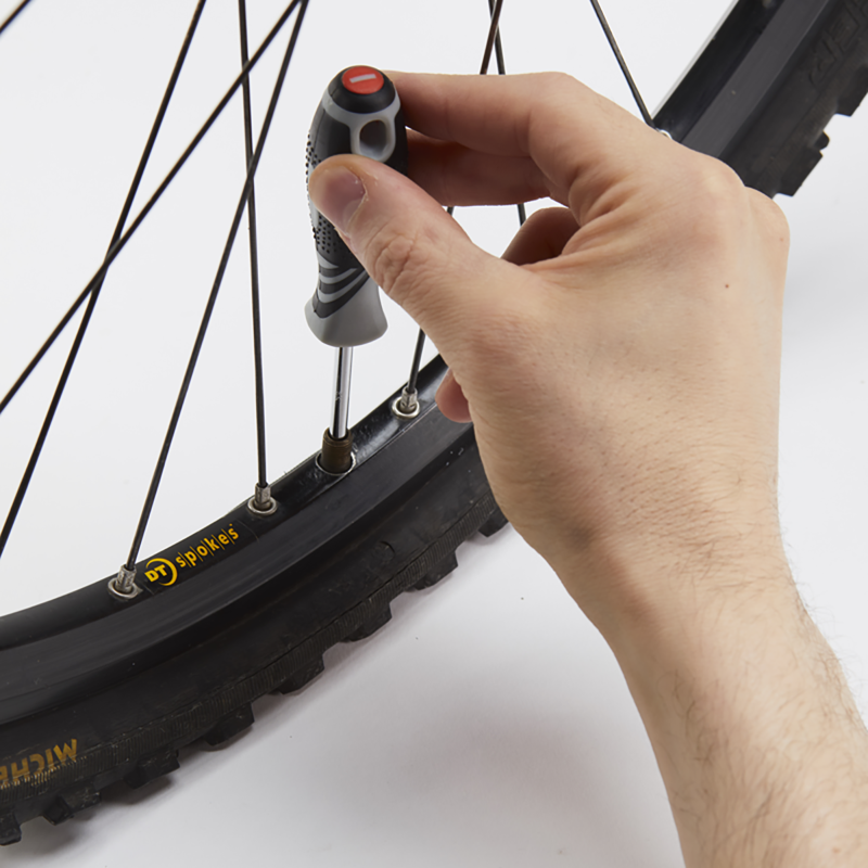 Valve core extractor for Schrader valves