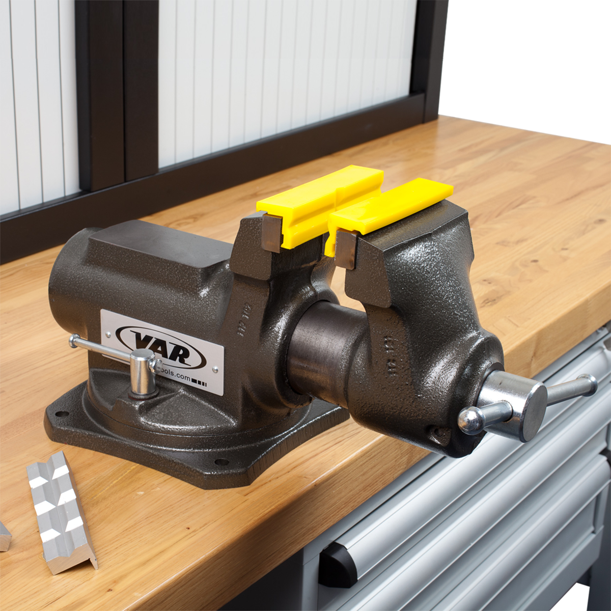 Professional bench vise w/ swivelling base 100mm