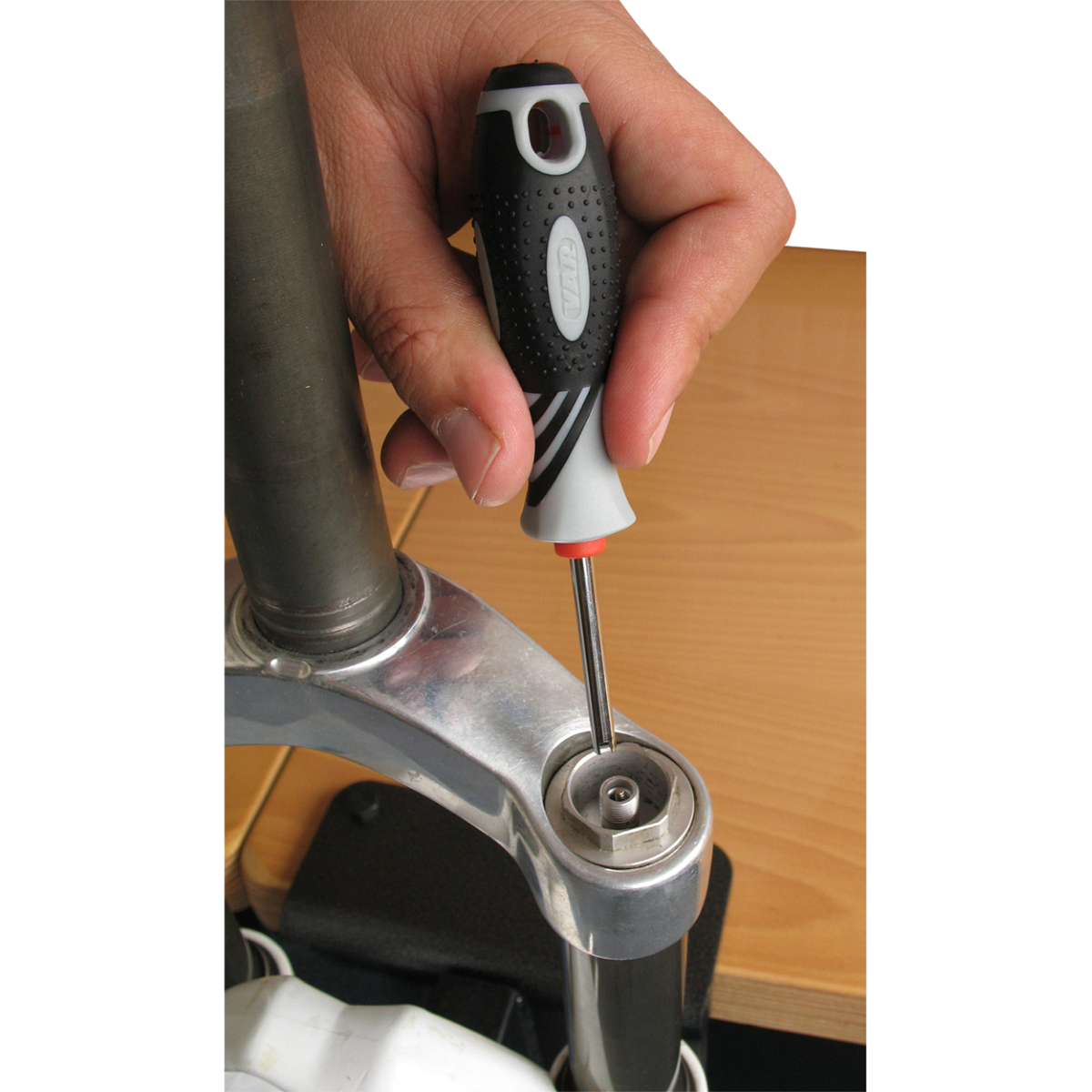 Valve core extractor for Schrader valves