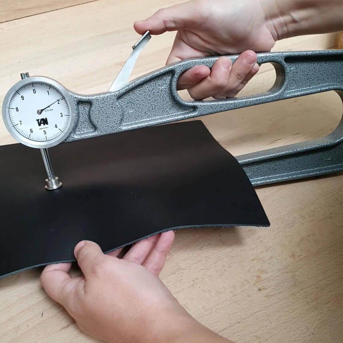 Pige pour mesurer l'épaisseur du cuir - Profondeur 200 mm
