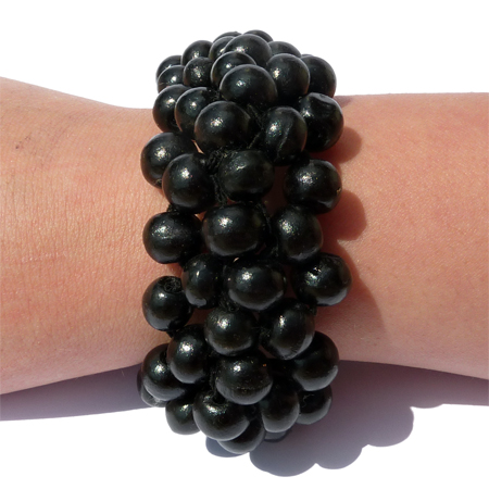 Bracelet en bois composé de petites perles rondes noires
