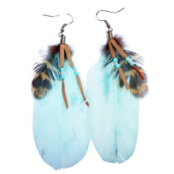 Boucles d'oreilles originales en plumes bleu pâle avec cuir et perles