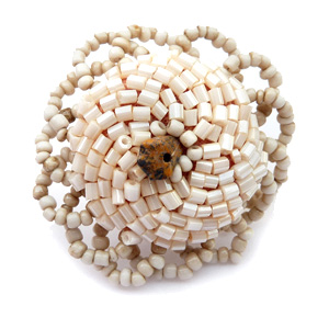 Grosse Bague en perles de rocaille et tubes beiges avec petite pierre taille 57 à 60