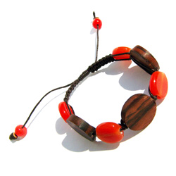 Bracelet en bois original sur cordon avec pâte de verre orange foncé