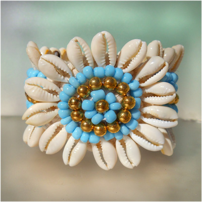 Bracelet Original Fleur en Crochet et Coquillages Cauris Perles Bleues et dorées