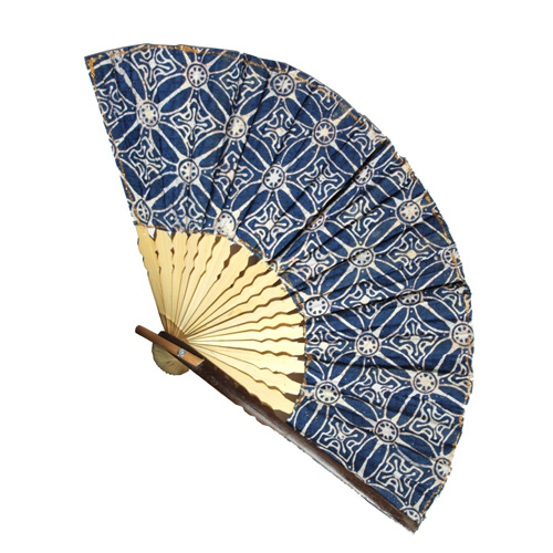 Eventail Large en Bambou et Batik Motifs Bleus - Artisanat Indonésie