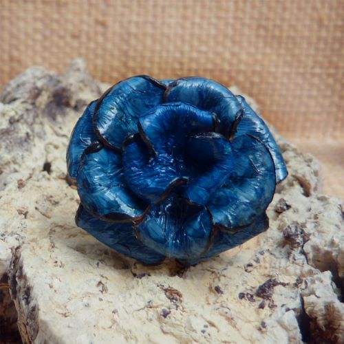 Bague Fleur en cuir couleur Bleue taille ajustable Outremer