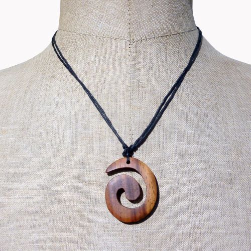 Collier pendentif spirale en bois exotique naturel