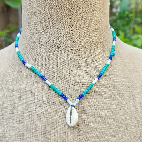 Collier ajustable avec cauris Bleu ciel Turquoise Blanc Outremer Artisanat Bali