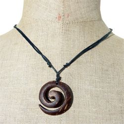 Pendentif en noix de coco artisanal Spirale sur collier en cordon ajustable