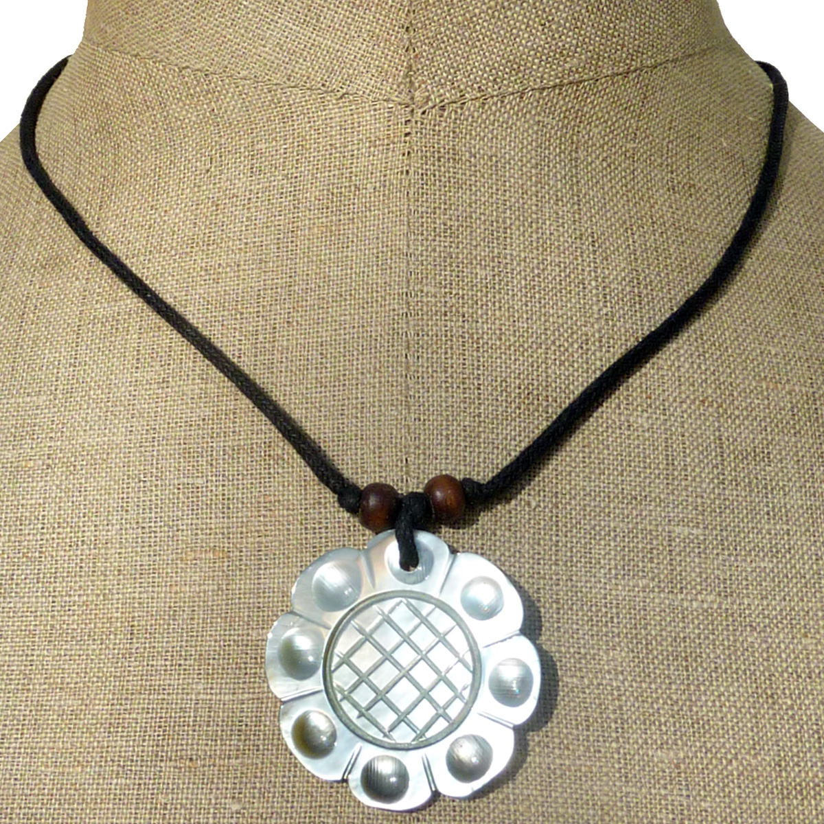 Collier pendentif original fleur traditionelle en nacre naturelle sculptée