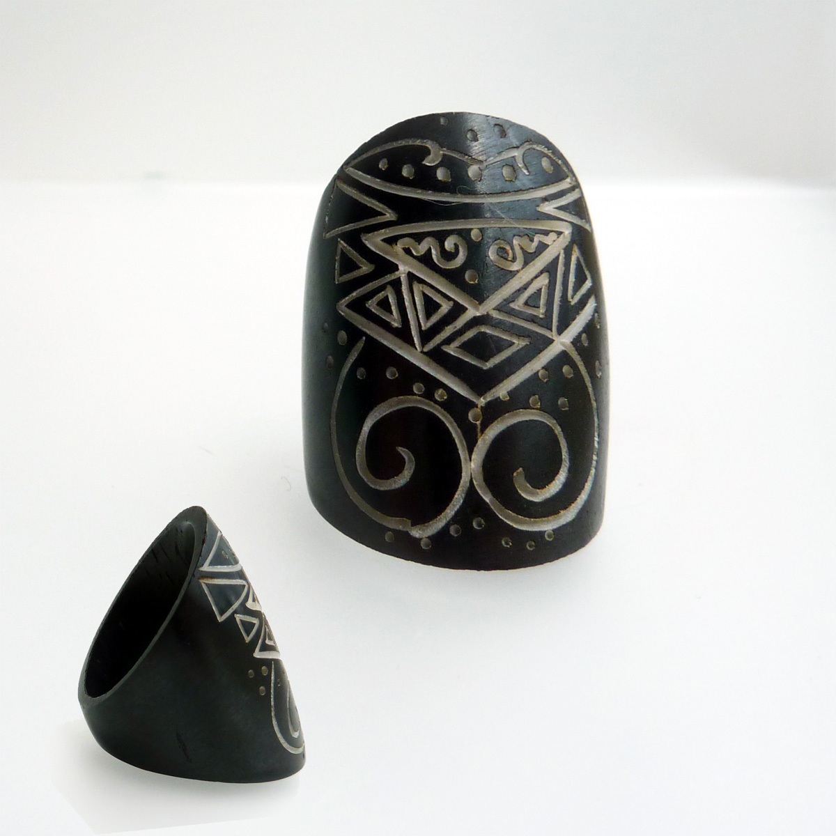 Bague en os gravé de motifs ethniques Petite Taille 52 artisanat de Bali