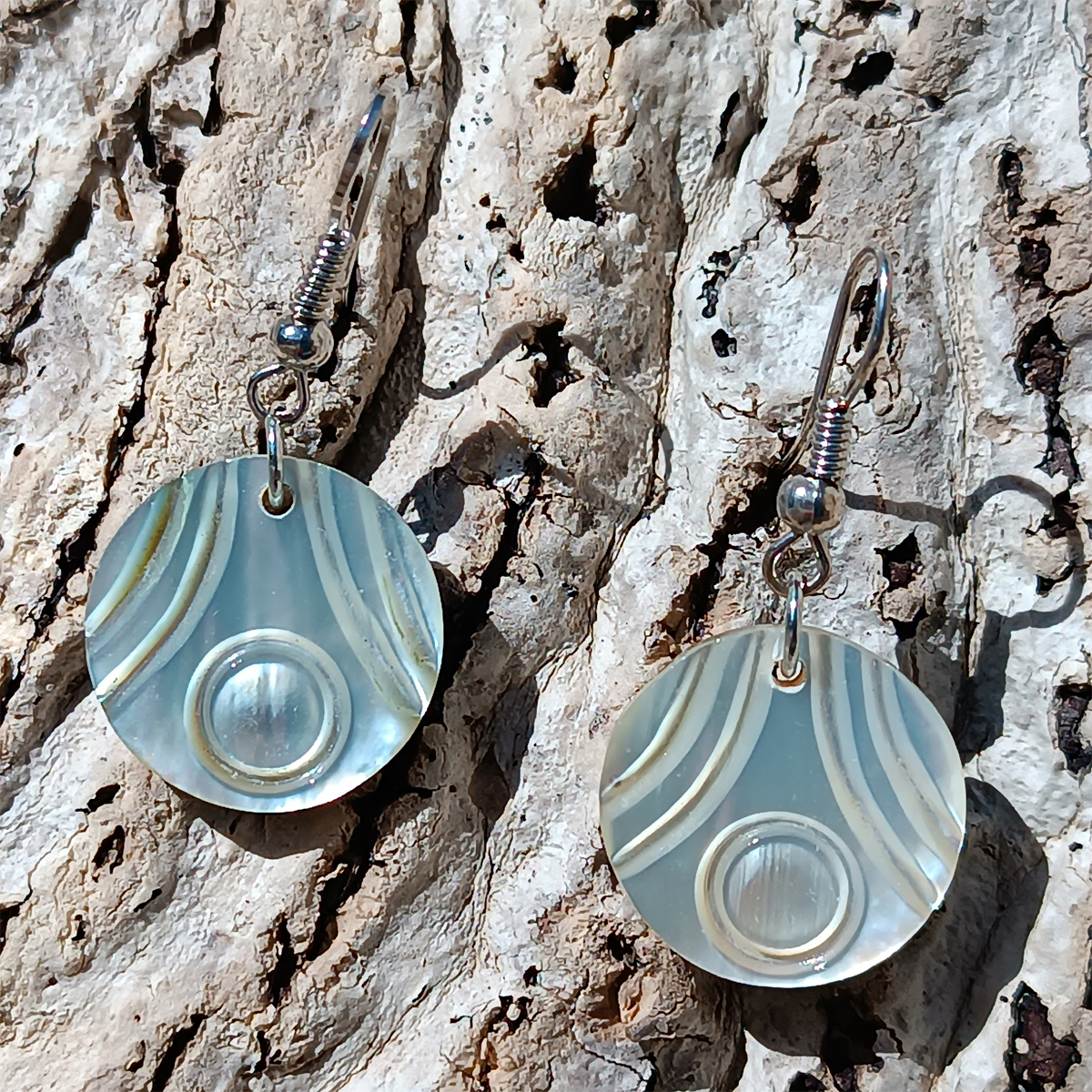 Boucles d'oreilles rondes en nacre naturelle gravure cercles