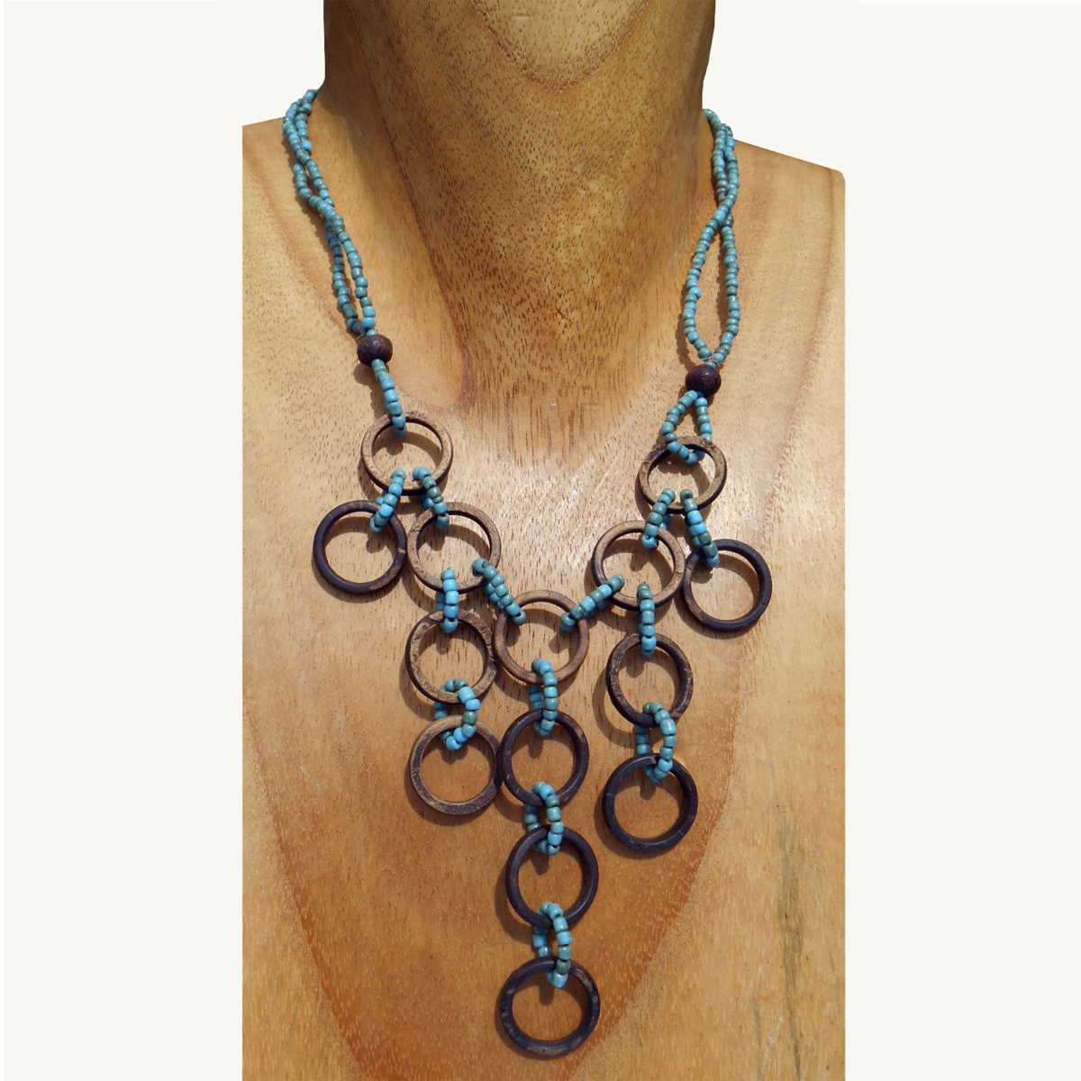 Collier Anneaux en noix de coco et perles de rocaille bleues