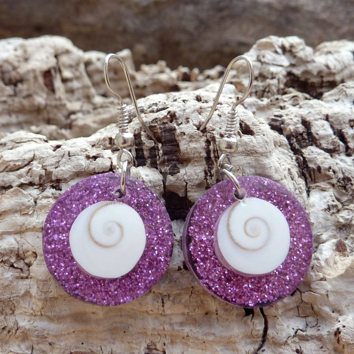 Boucles d'oreilles originales Oeil de Sainte Lucie et paillettes roses