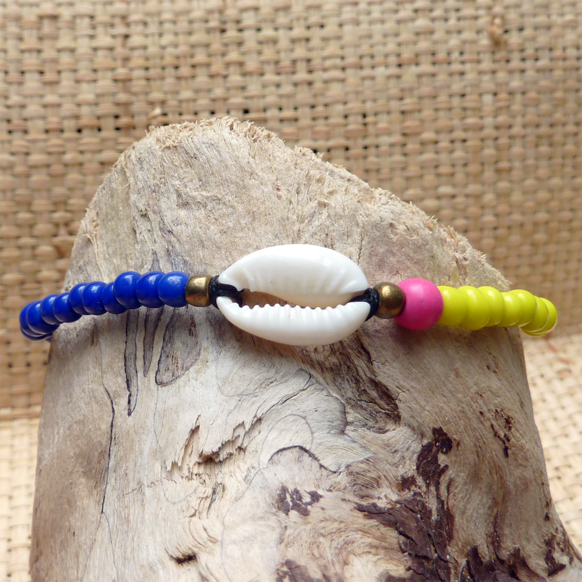 Bracelet cauri original ajustable perles bleues jaunes et rose