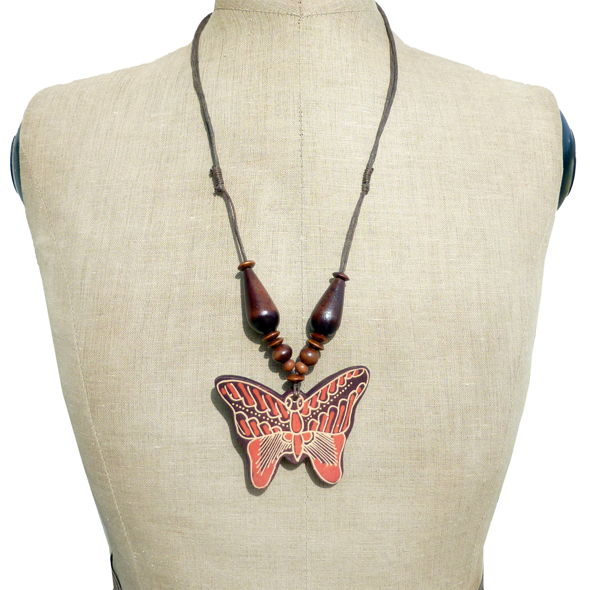 Collier en bois mi-long Pendentif Papillon décor en Batik Artisanal