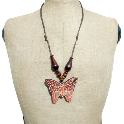 Collier en bois mi-long Pendentif Papillon décor en Batik Artisanal