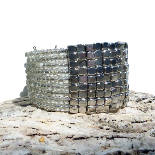 Bracelet manchette en perles de rocaille transparentes et perles métal