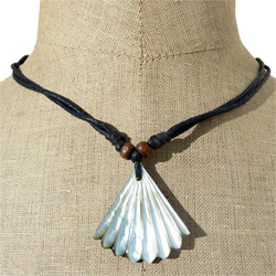 Collier pendentif original en nacre naturelle sculptée