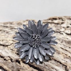Grosse Bague Fleur en cuir couleur argentée taille ajustable Artisanat de Bali