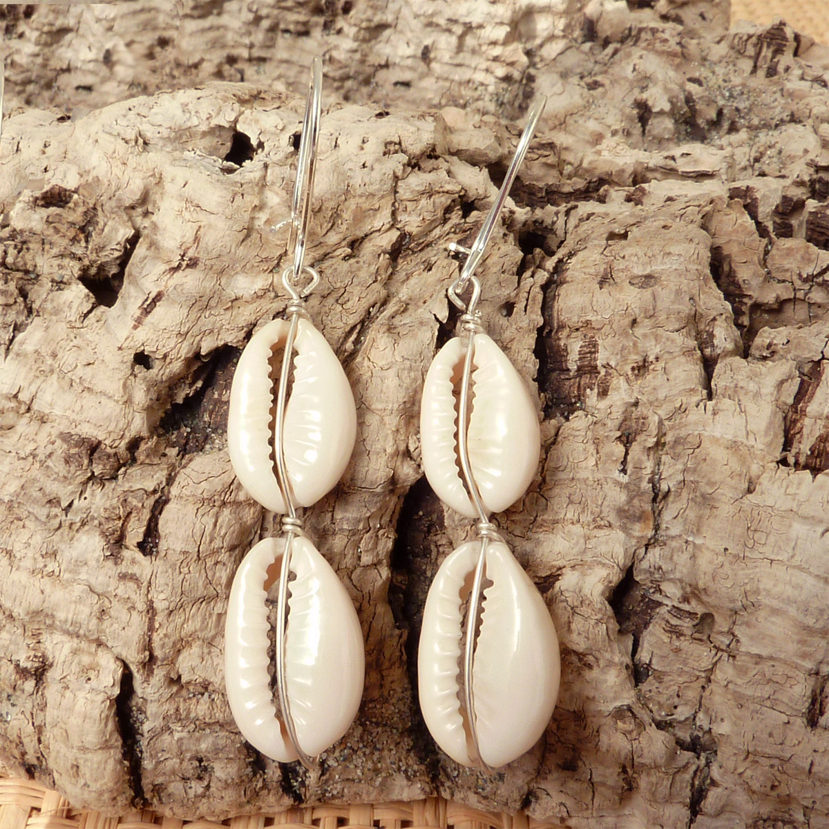 Boucles d'oreilles avec 2 Cauris sur fil argenté - Artisanat de Bali