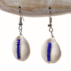 Boucles d'oreilles Cauris avec perles de rocaille bleu roi - Artisanat de Bali
