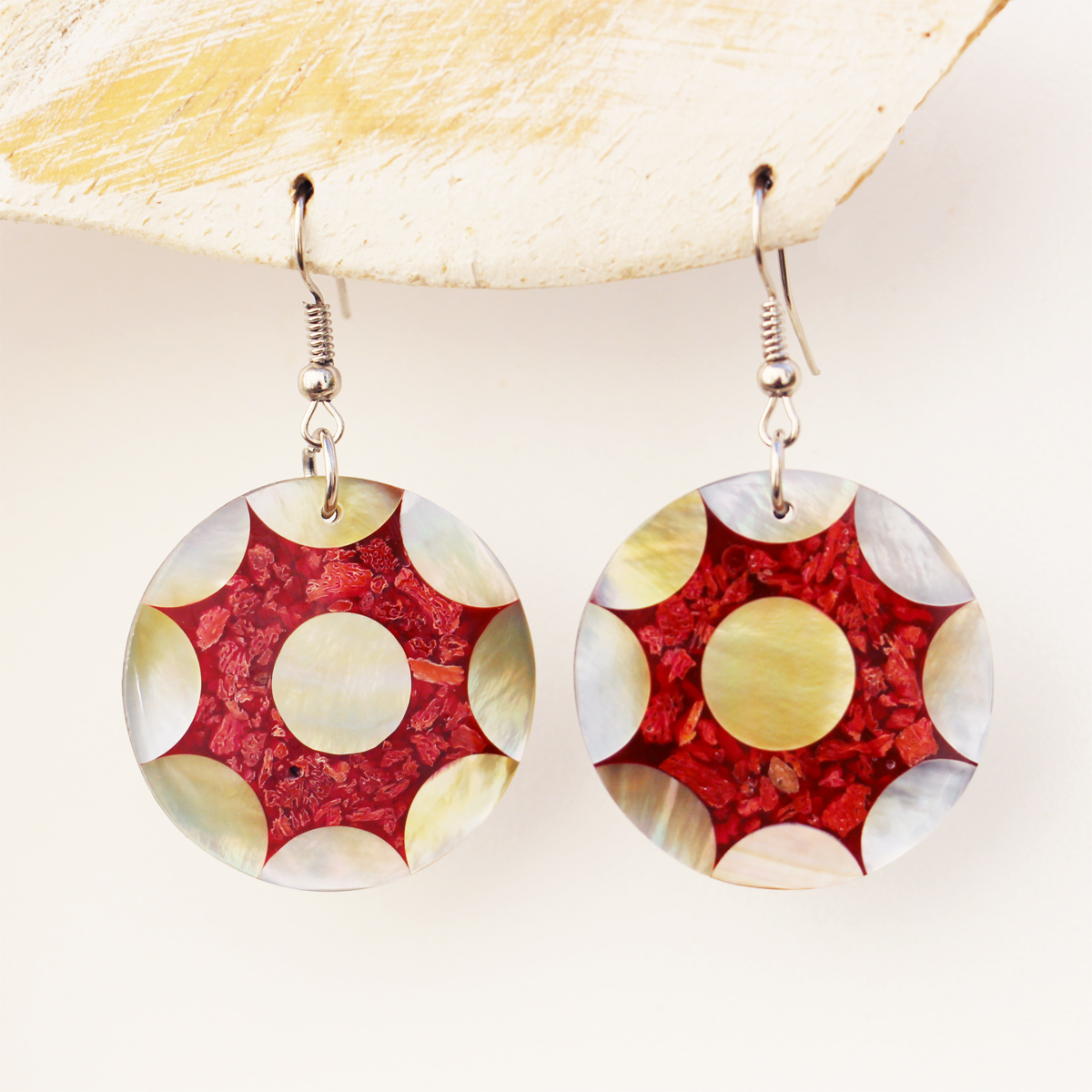 Boucles d'oreilles rondes en nacre résine et corail rouge