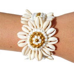 Bracelet Original en Coquillages Cauris forme Fleur avec perles dorées