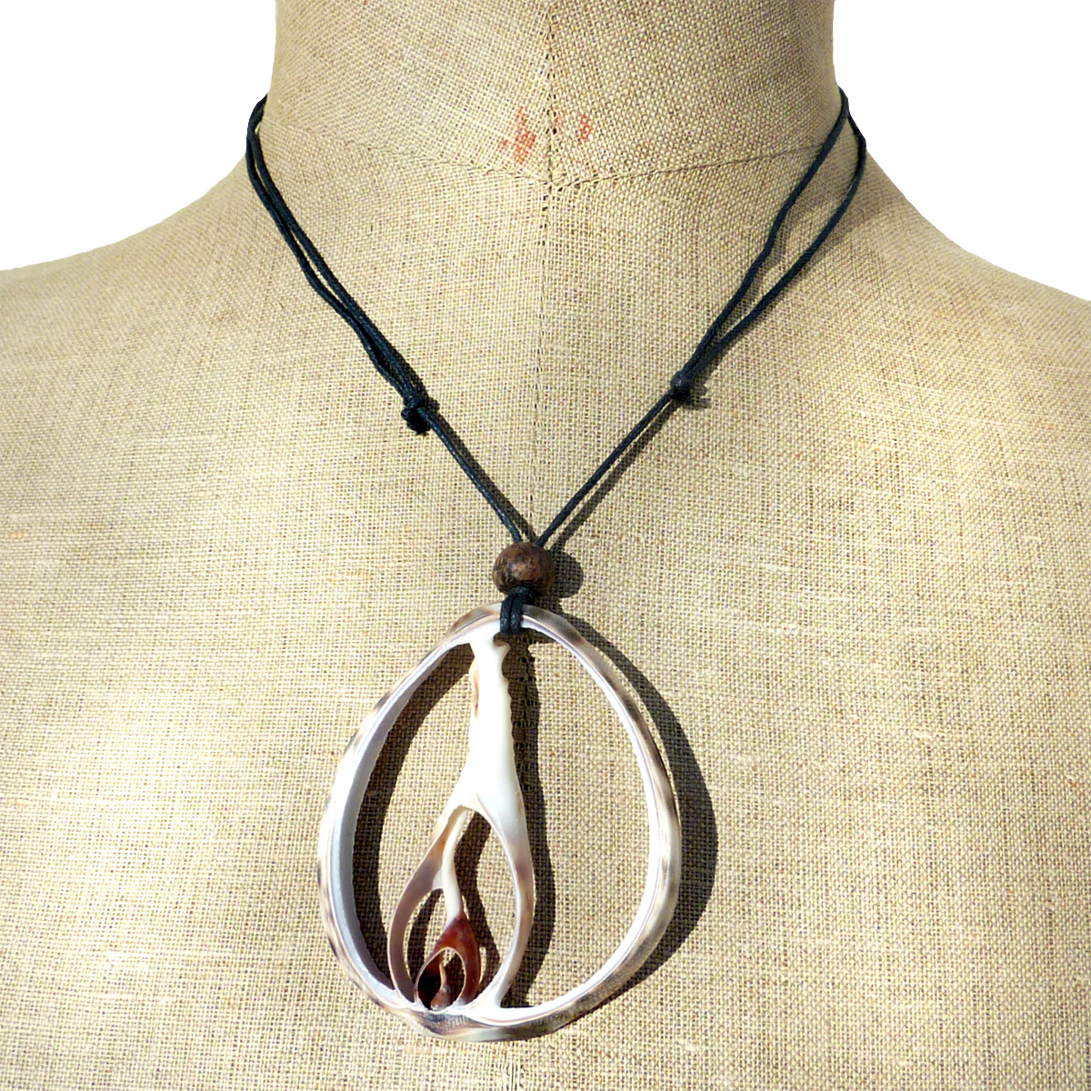 Coquillage en pendentif sur collier cordon de coton ajustable