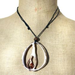Coquillage en pendentif sur collier cordon de coton ajustable