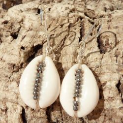 Boucles d'oreilles Cauris avec perles de rocaille argentées - Artisanat de Bali