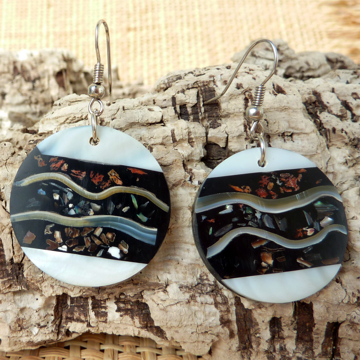 Boucles d'oreilles rondes mosaïque de nacre blanches et coquillages