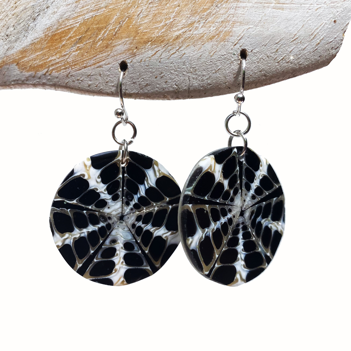 Boucles d'oreilles originales rondes en coquillages et résine